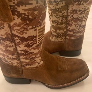 Boys Ariat Cowboy boots, size 4, EUC